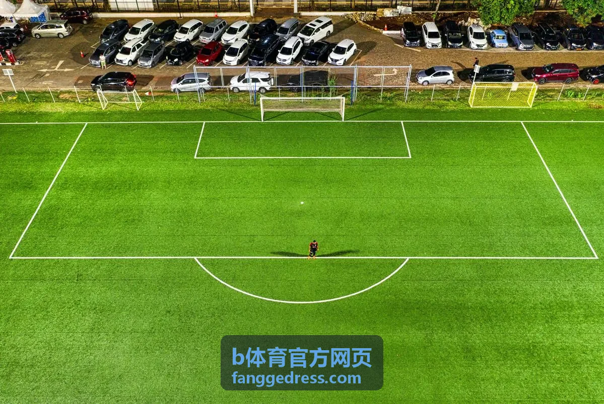 赛后放松场景中恢复穿搭与棉感卫衣运动裤组合